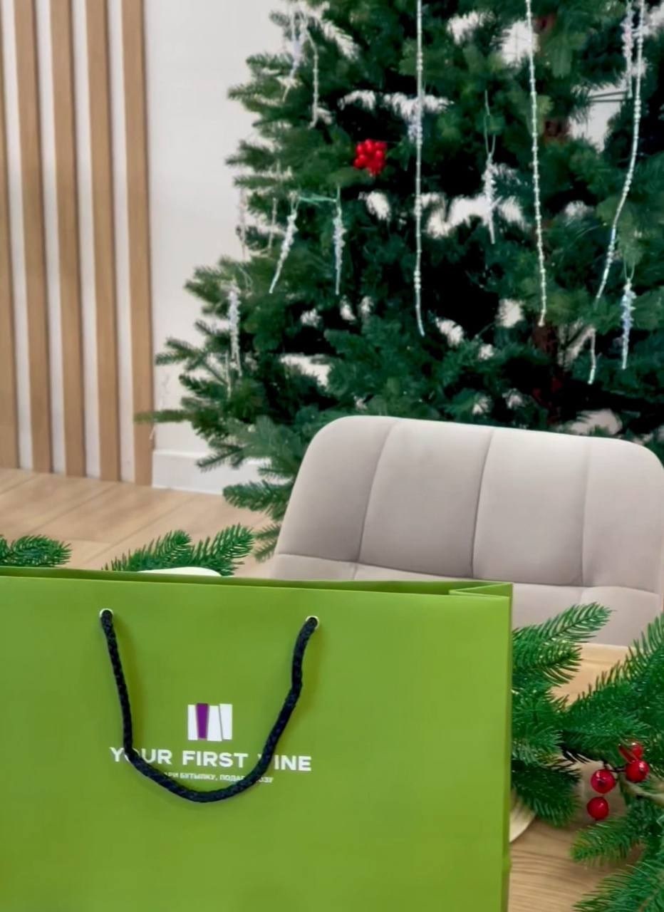 🎄🍇 Друзья, сезон 2025 подходит к финалу — вина текущего урожая продолжают «работать» в стали, дубе и квеври, а мы открываем новый цикл.